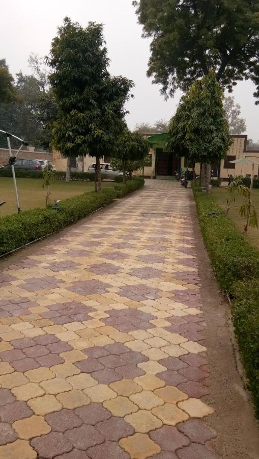 Radha Krishna Dham Villa Vrindāvan Екстериор снимка